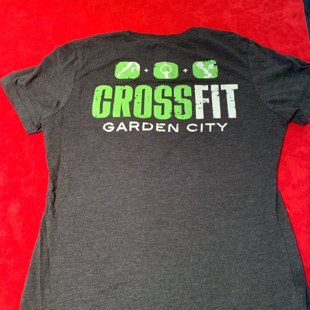crossfit shirt size large (runs small) never worn